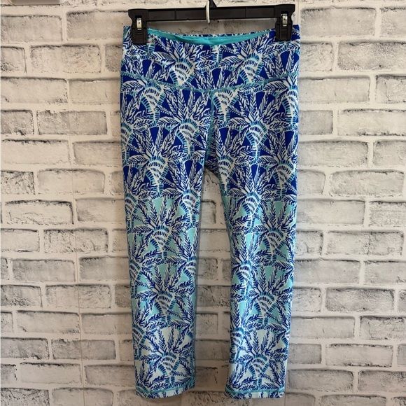 Lilly Pulitzer Bomber Luxletic blue palm tree pattern Capri length leggings Sm - Picture 2 of 5